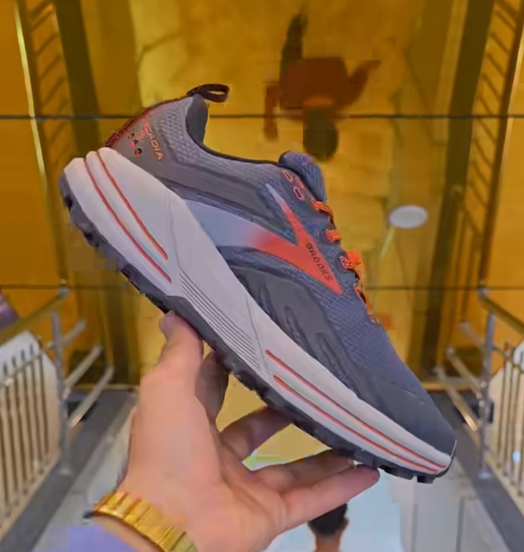 کتونی بروکس کاسکادیا ۱۶ ساخت ویتنام ، سایز ۴۰ تا ۴۵ فروش بصورت عمده و تک . Brooks Cascadia 16 vietnam