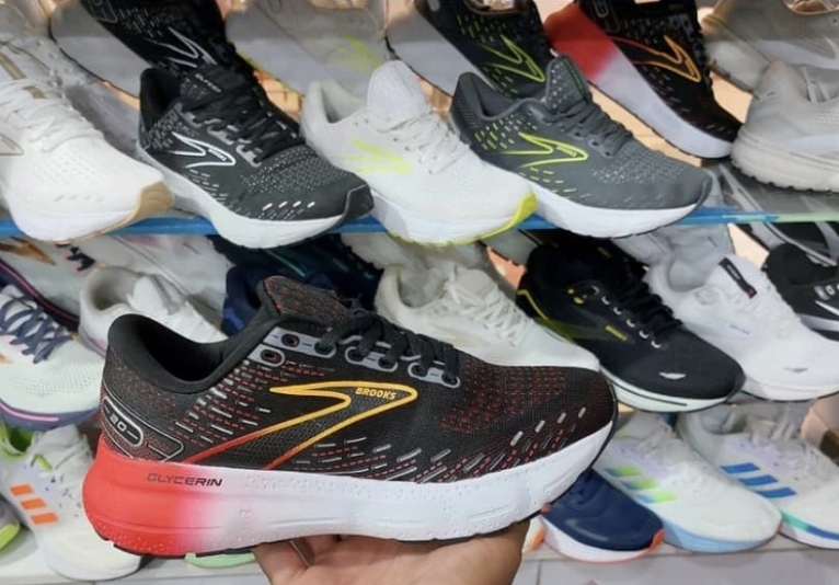 کتونی بروکس گلیسرین ۲۰ساخت ویتنام سایز ۴۰ تا ۴۵ ، فروش بصورت عمده و تک . Brooks Glycerin vietnam