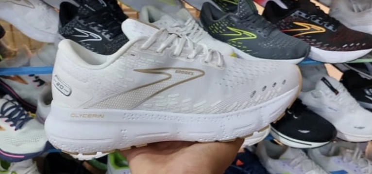 کتونی بروکس گلیسرین ۲۰ساخت ویتنام سایز ۴۰ تا ۴۵ ، فروش بصورت عمده و تک . Brooks Glycerin vietnam