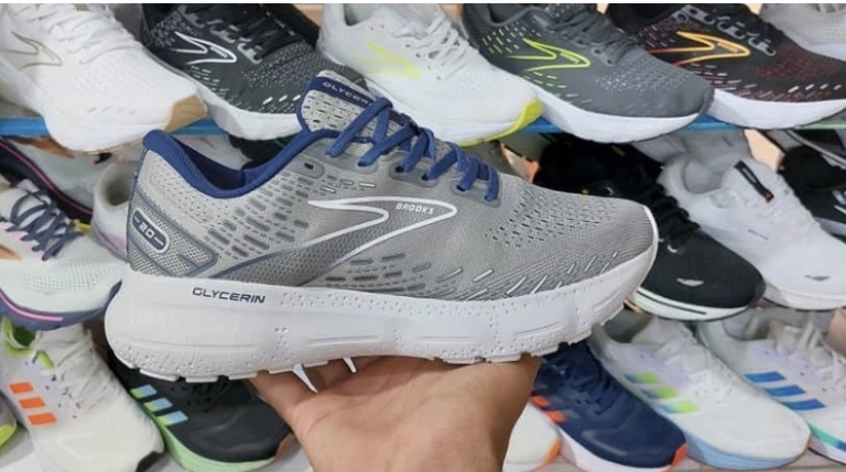 کتونی بروکس گلیسرین ۲۰ساخت ویتنام سایز ۴۰ تا ۴۵ ، فروش بصورت عمده و تک . Brooks Glycerin vietnam