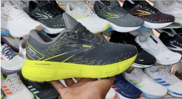 کتونی بروکس گلیسرین ۲۰ساخت ویتنام سایز ۴۰ تا ۴۵ ، فروش بصورت عمده و تک . Brooks Glycerin vietnam