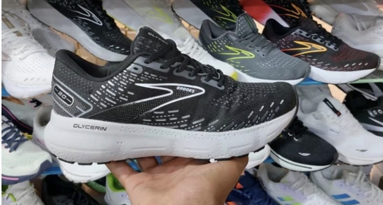 کتونی بروکس گلیسرین ۲۰ساخت ویتنام سایز ۴۰ تا ۴۵ ، فروش بصورت عمده و تک . Brooks Glycerin vietnam