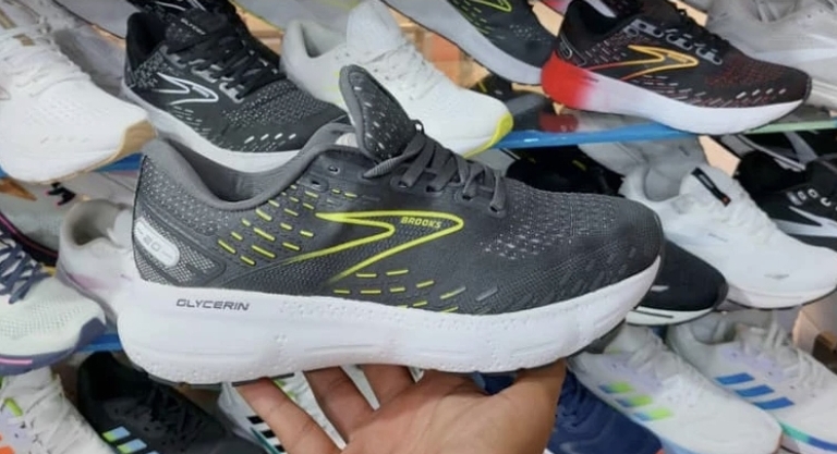 کتونی بروکس گلیسرین ۲۰ساخت ویتنام سایز ۴۰ تا ۴۵ ، فروش بصورت عمده و تک . Brooks Glycerin vietnam