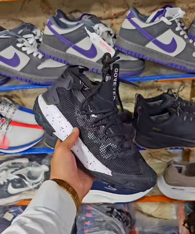 کتونی نایک ای سی جی ، فروش بصورت عمده و تک . سایز ۴۰ تا ۴۵ ، ساخت ویتنام وارداتی. Nike ACG Mountain Fly Gore_Tex Vietnam
