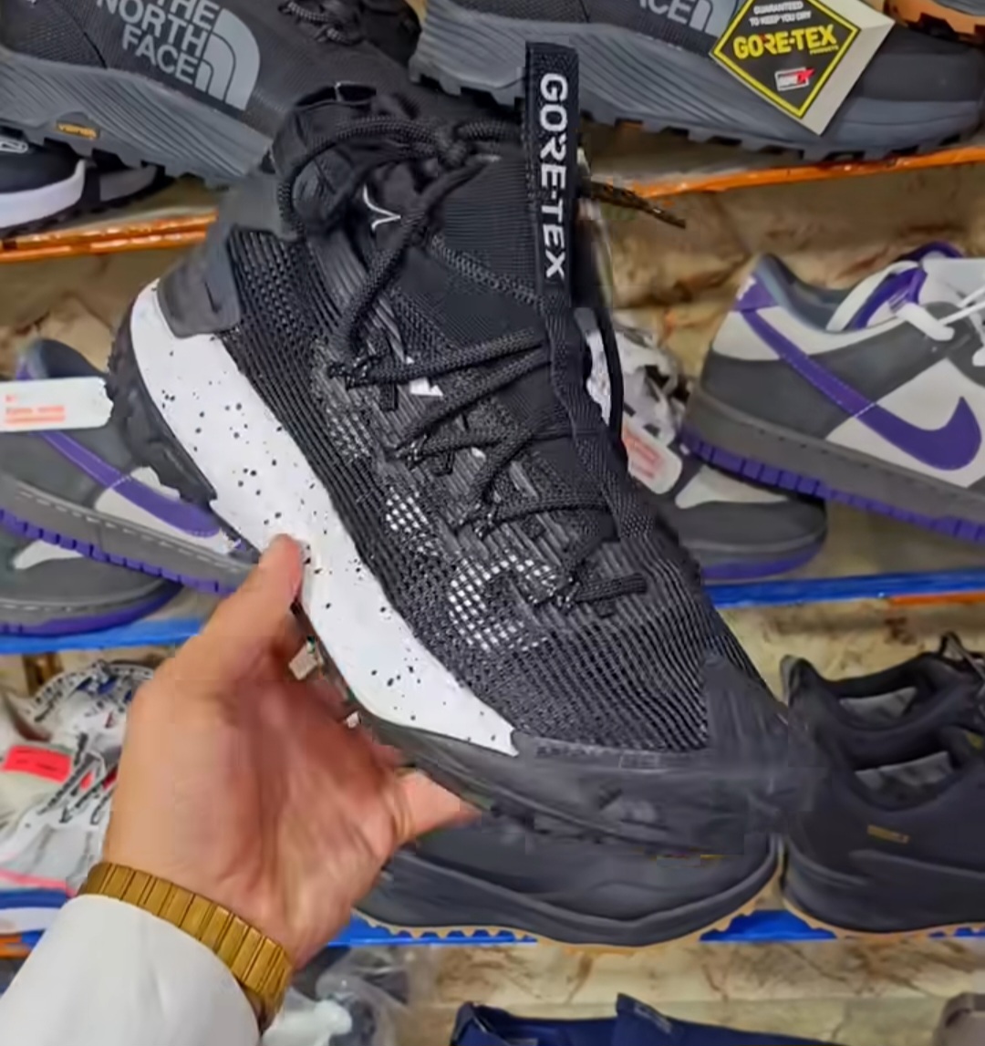 کتونی نایک ای سی جی ، فروش بصورت عمده و تک . سایز ۴۰ تا ۴۵ ، ساخت ویتنام وارداتی. Nike ACG Mountain Fly Gore_Tex Vietnam
