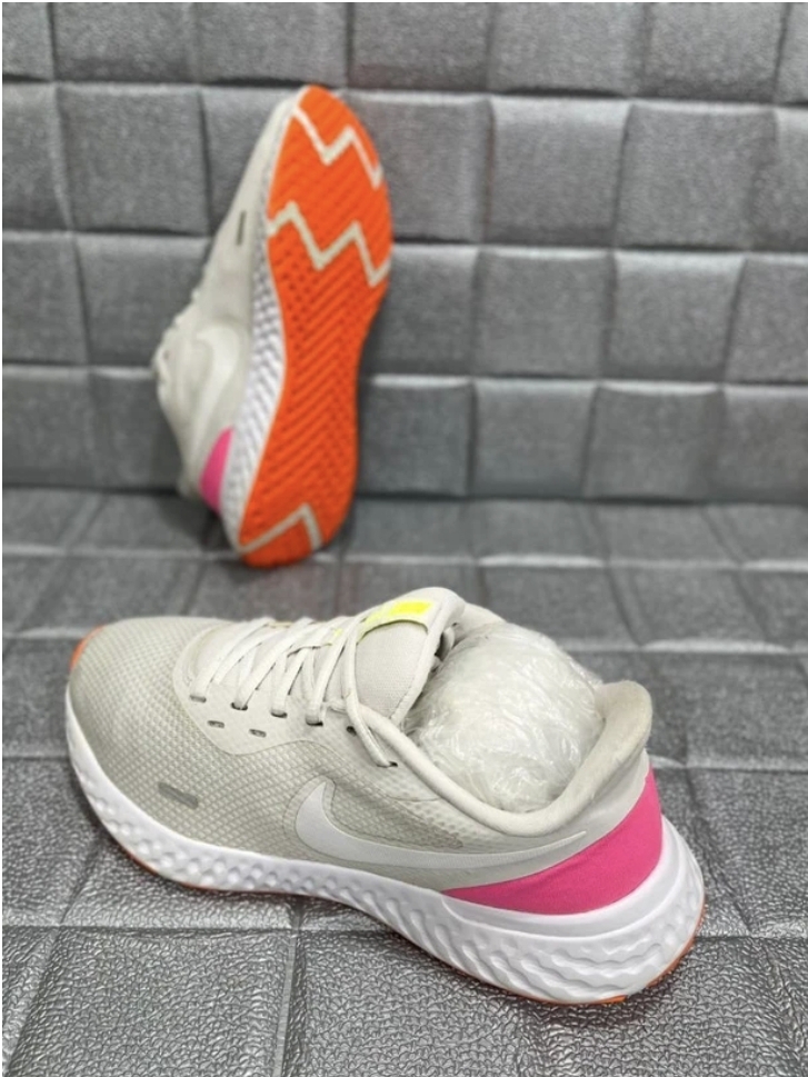 کتونی نایک ریولیشن5/Nike Revolution 5/ سایز:۴۰/فروش به ضمانت اورجینال/استوک تاناکورا/