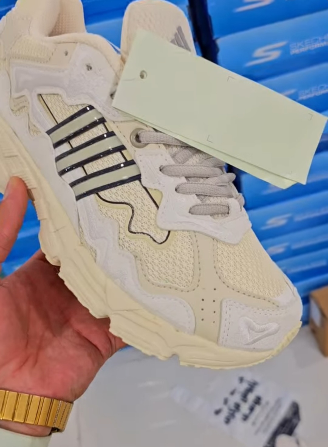 کتونی ادیداس فارماتون وارداتی ساخت ویتنام سایز ۳۶تا۴۵ ، تک فروشی به قیمت عمده . .adidas response