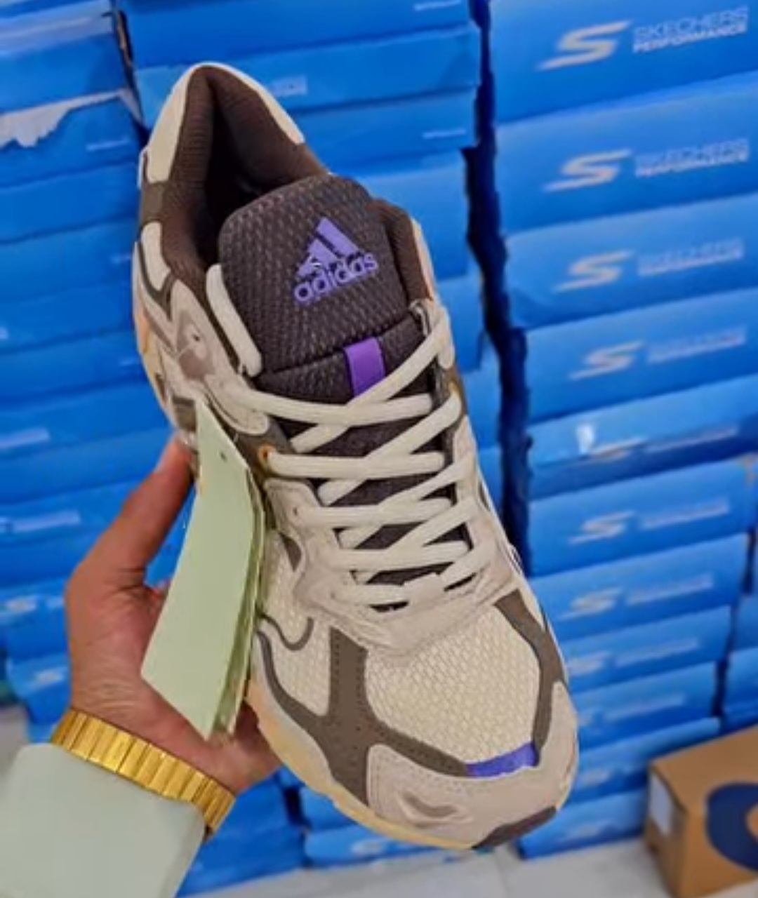 کتونی ادیداس فارماتون وارداتی ساخت ویتنام سایز ۳۶تا۴۵ ، تک فروشی به قیمت عمده . .adidas response