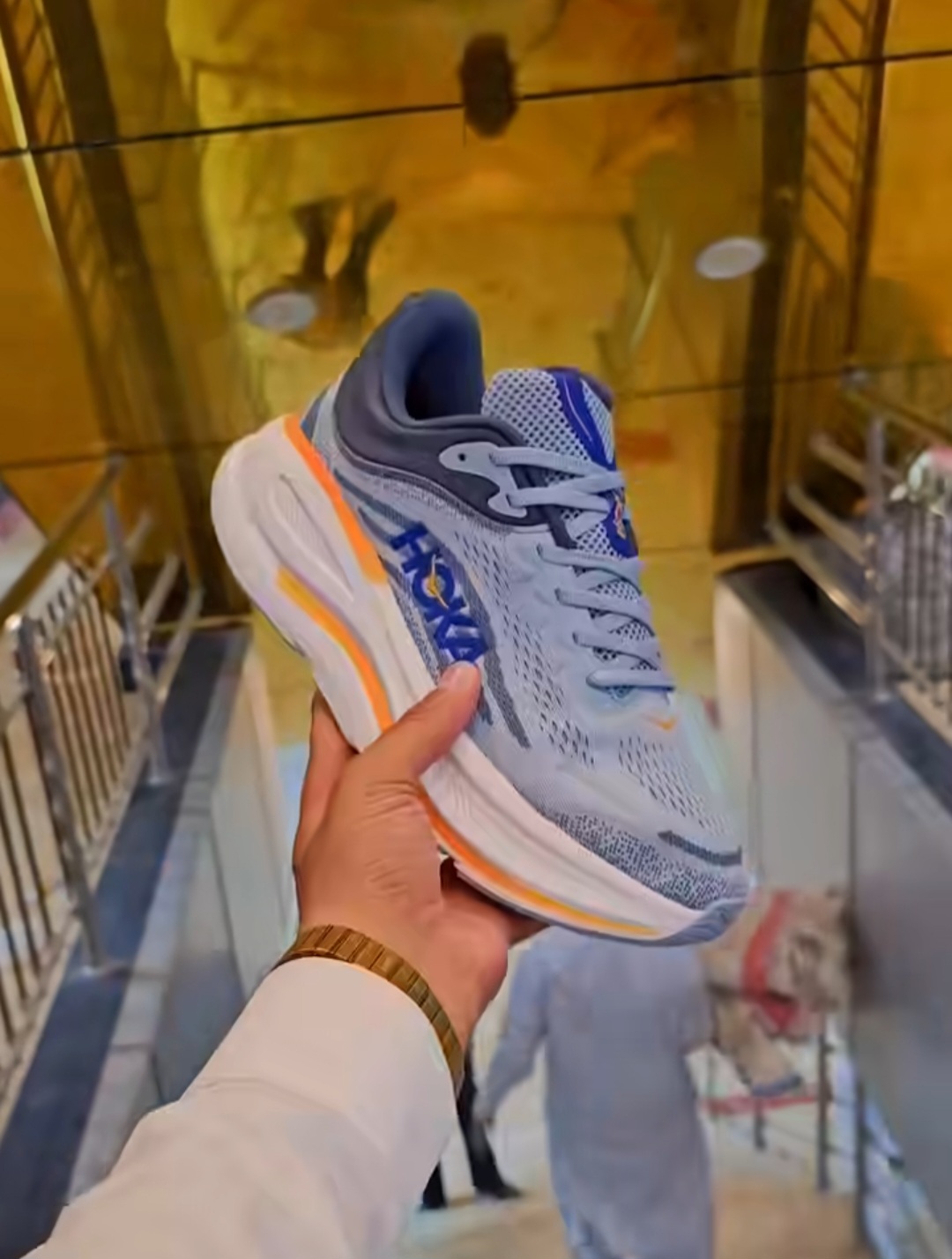 کتونی هوکا باندی ۹/shoes hoka bondi 9/ساخت ویتنام وارداتی /همراه با جعبه باربارکد دار/سایز ۳۶ تا ۴۵ /فروش عمده و تک/ست جذاب / تضمین کیفیت کالا