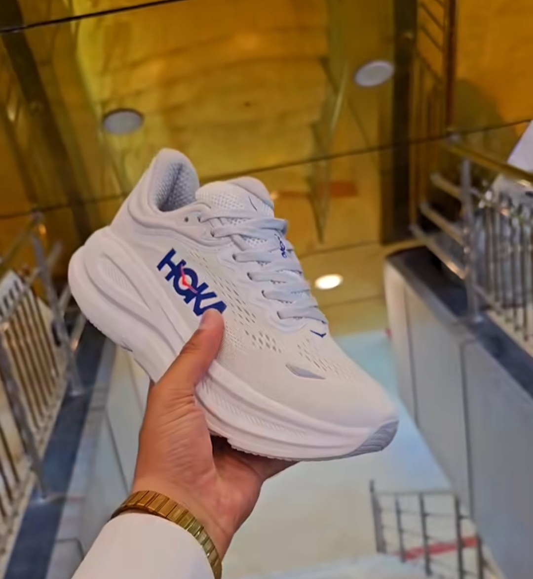 کتونی هوکا باندی ۹/shoes hoka bondi 9/ساخت ویتنام وارداتی /همراه با جعبه باربارکد دار/سایز ۳۶ تا ۴۵ /فروش عمده و تک/ست جذاب / تضمین کیفیت کالا