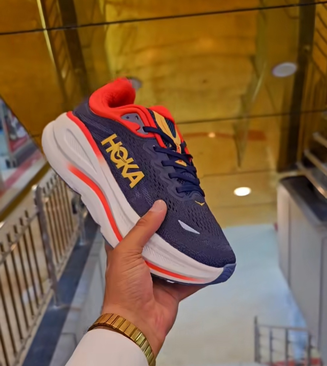 کتونی هوکا باندی ۹/shoes hoka bondi 9/ساخت ویتنام وارداتی /همراه با جعبه باربارکد دار/سایز ۳۶ تا ۴۵ /فروش عمده و تک/ست جذاب / تضمین کیفیت کالا
