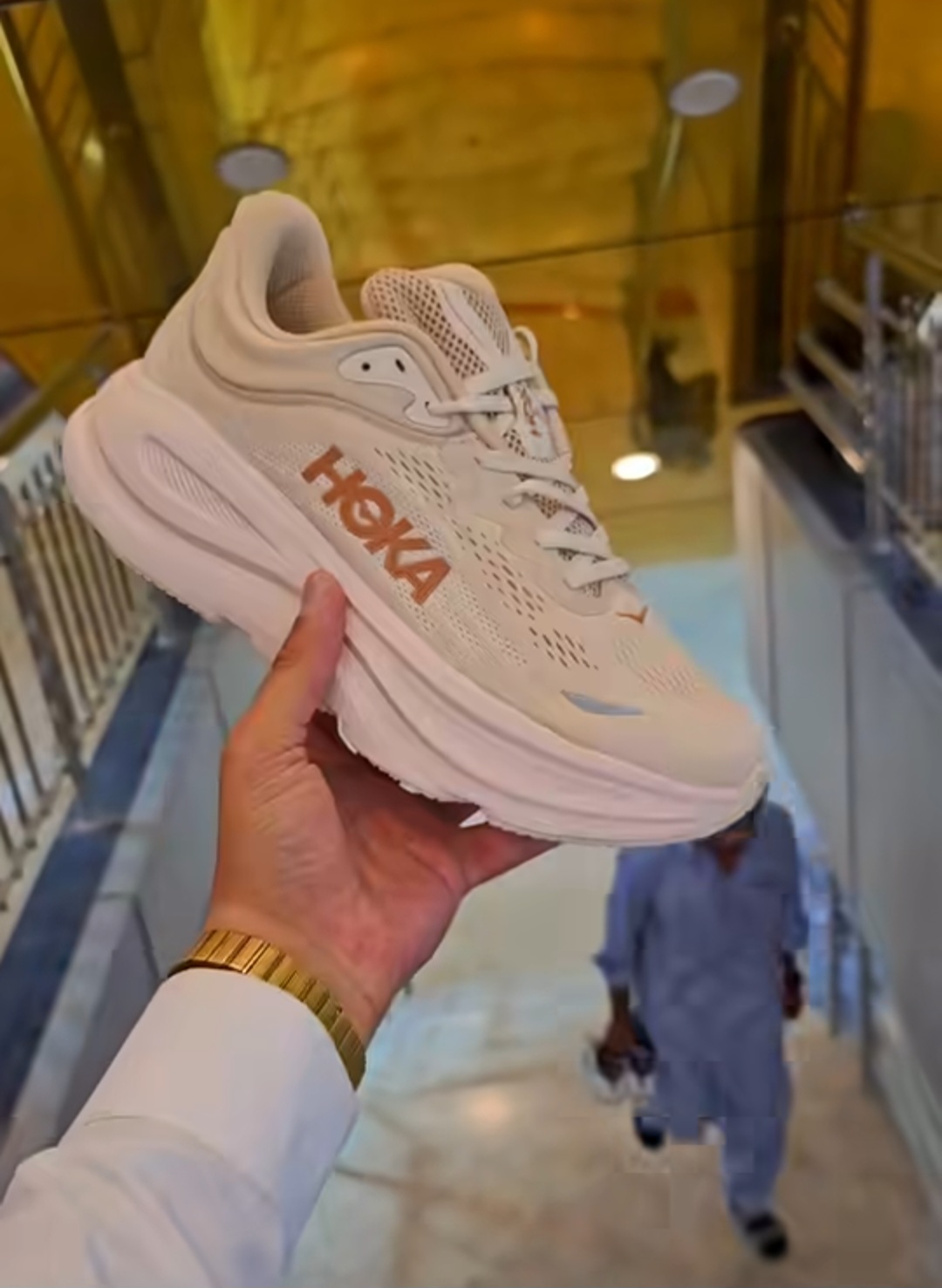کفش هوکا باندی ۹/shoes hoka bondi 9/ساخت ویتنام وارداتی /همراه با جعبه باربارکد دار/سایز ۳۶ تا ۴۵ /فروش عمده و تک/ست جذاب / تضمین کیفیت کالا