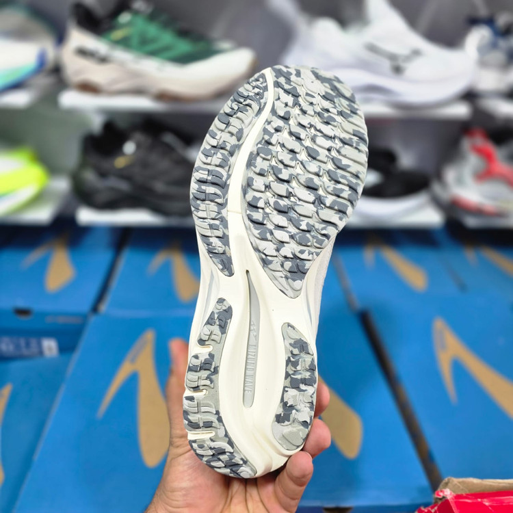 کتونی میزانو/Mizuno x Graphpaper Wave Rider Beta/وارداتی ساخت ویتنام/سایز ۴۰ تا ۴۵/ فروش عمده و تک/