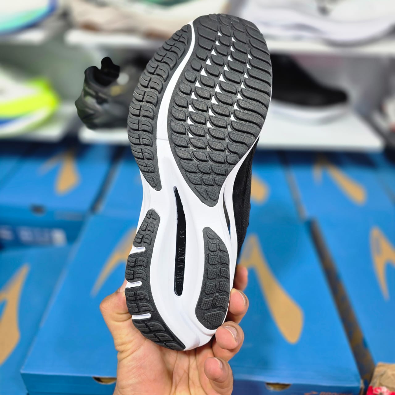 کفش میزانو ویو رایدر بتا/Mizuno x Graphpaper Wave Rider Beta/وارداتی ساخت ویتنام/سایز ۴۰ تا ۴۵/ فروش عمده و تک/