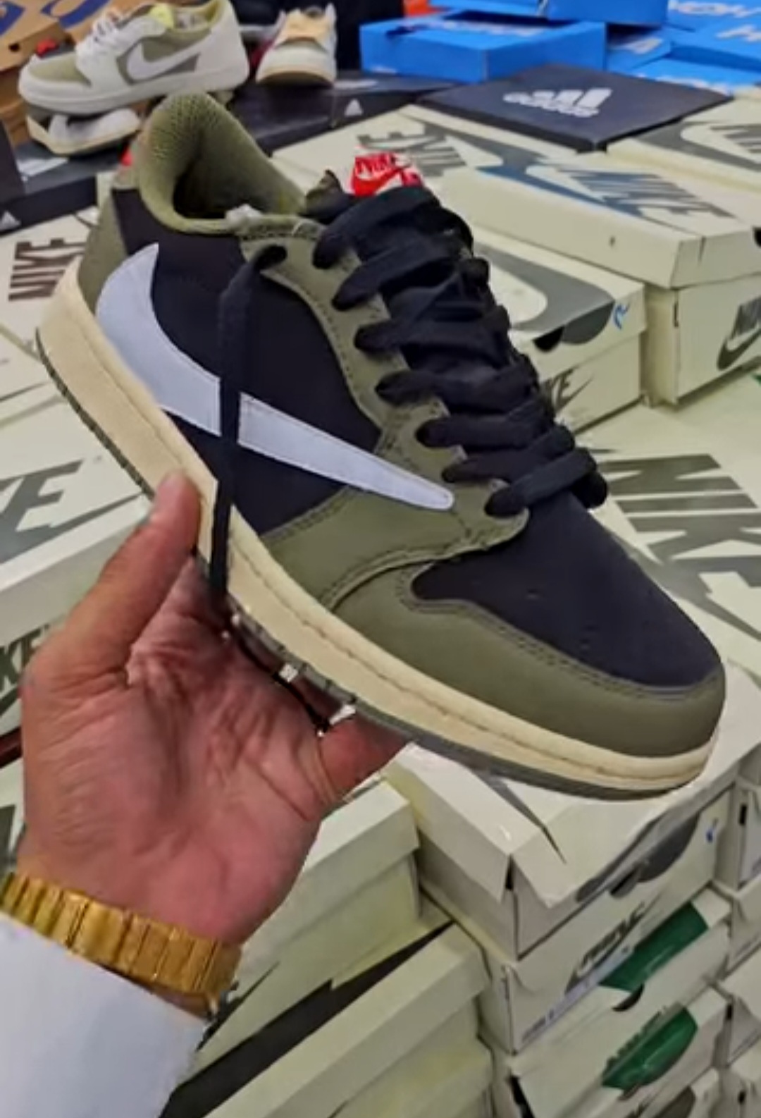کتونی نایک تراویس اسکات /Air jordan 1 High Travis Scot /ساخت ویتنام/ سایز ۴۰تا ۴۵/ فروش بصورت عمده و تک /.
