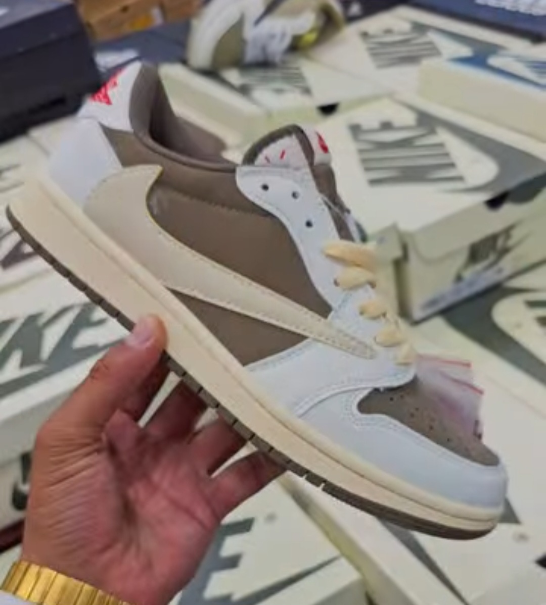 کتونی نایک تراویس اسکات ، ساخت ویتنام سایز ۴۰تا ۴۵ فروش بصورت عمده و تک .Air jordan 1 High Travis Scot Vietnam