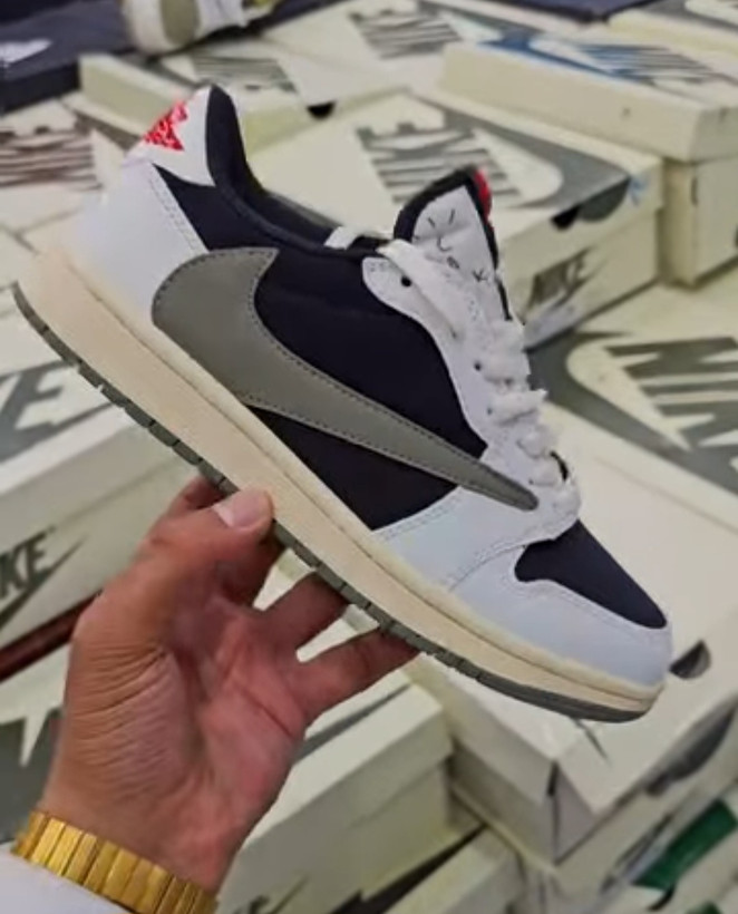کتونی نایک تراویس اسکات ، ساخت ویتنام سایز ۴۰تا ۴۵ فروش بصورت عمده و تک .Air jordan 1 High Travis Scot Vietnam