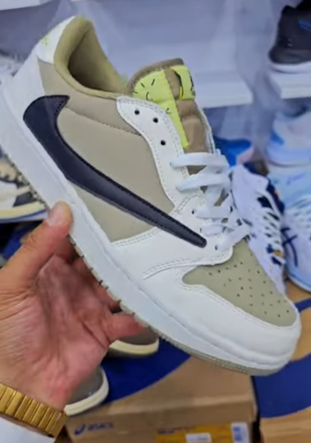 کتونی نایک تراویس اسکات ، ساخت ویتنام سایز ۴۰تا ۴۵ فروش بصورت عمده و تک .Air jordan 1 High Travis Scot Vietnam