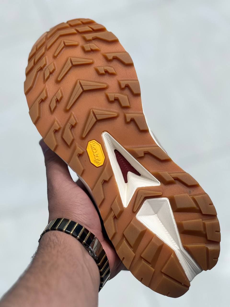 کتونی هوکا وان وان زیره ویبرام گورتکس ، وارداتی ساخت ویتنام ، سایز۴۰ تا ۴۵ فروش بصورت عمده و تک . HOKA ONE ONE M SKYLINE_FLOAT X VIETNAM