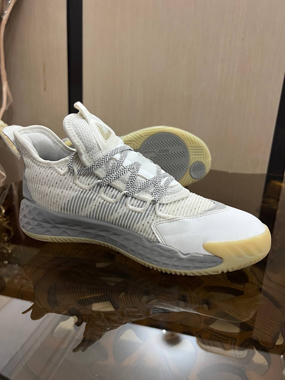 کتونی ادیداس/Adidas/ورزش هاس سالنی و تخصصی/سایز:40/ فروش به ضمانت اورجینال/ استوک اروپایی/