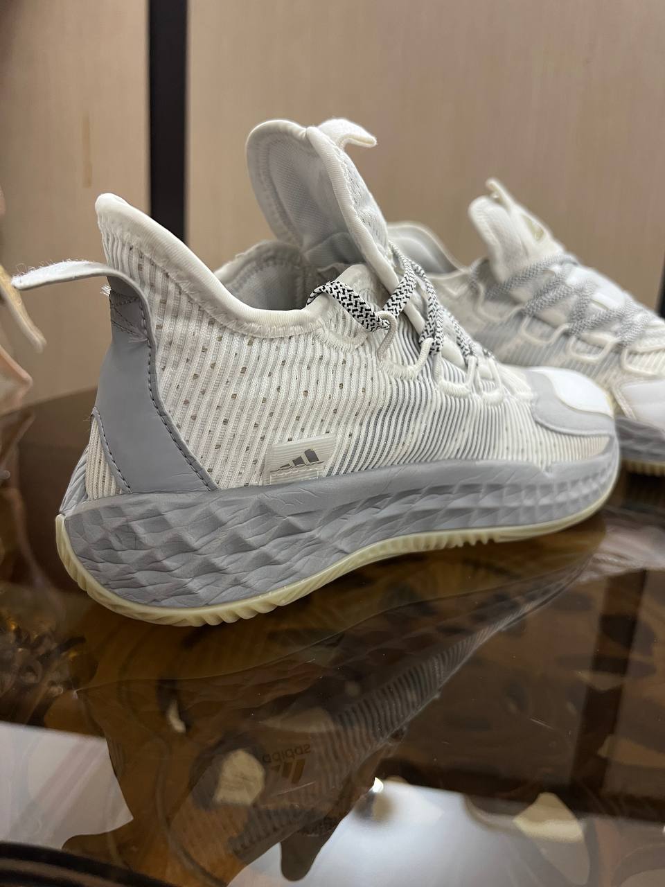 کتونی ادیداس/Adidas/ورزش هاس سالنی و تخصصی/سایز:40/ فروش به ضمانت اورجینال/ استوک اروپایی/