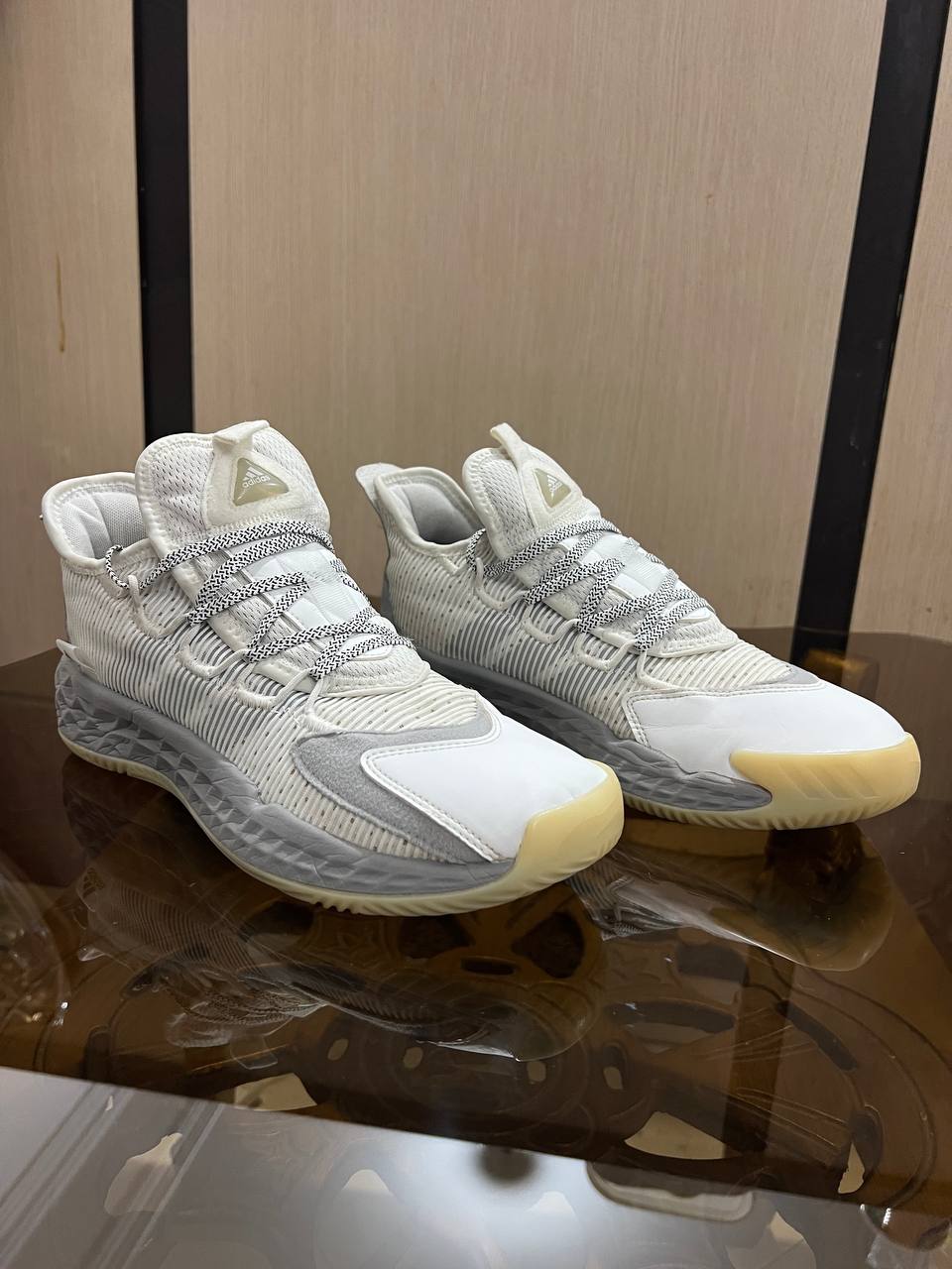 کتونی ادیداس/Adidas/ورزش هاس سالنی و تخصصی/سایز:40/ فروش به ضمانت اورجینال/ استوک اروپایی/