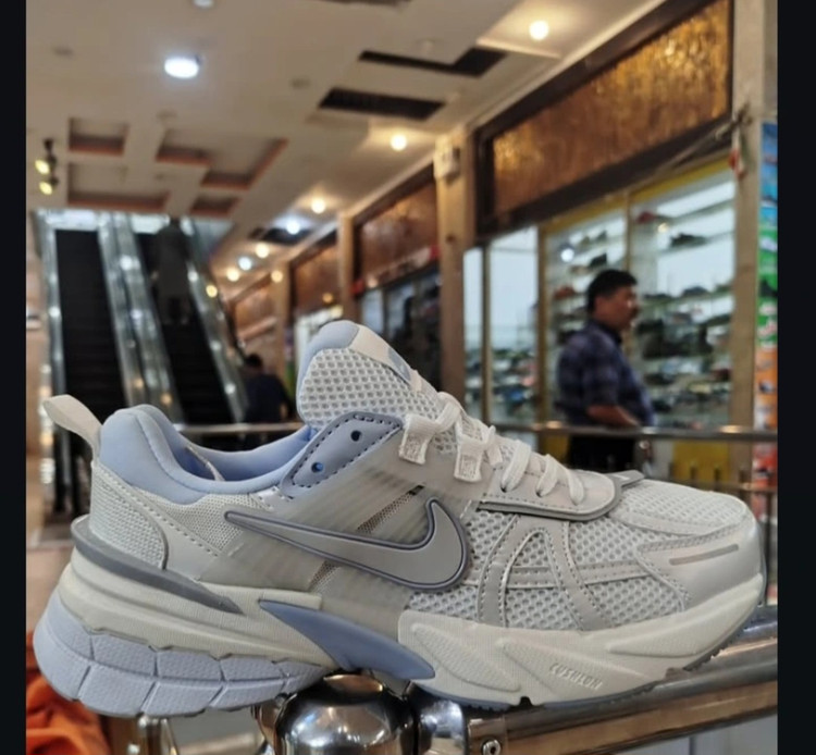 کتونی نایک وی تو کیNike Wmns V2k Run ساخت ویتنام سایز ۳۶الی۴۰ فروش بصورت عمده و تک