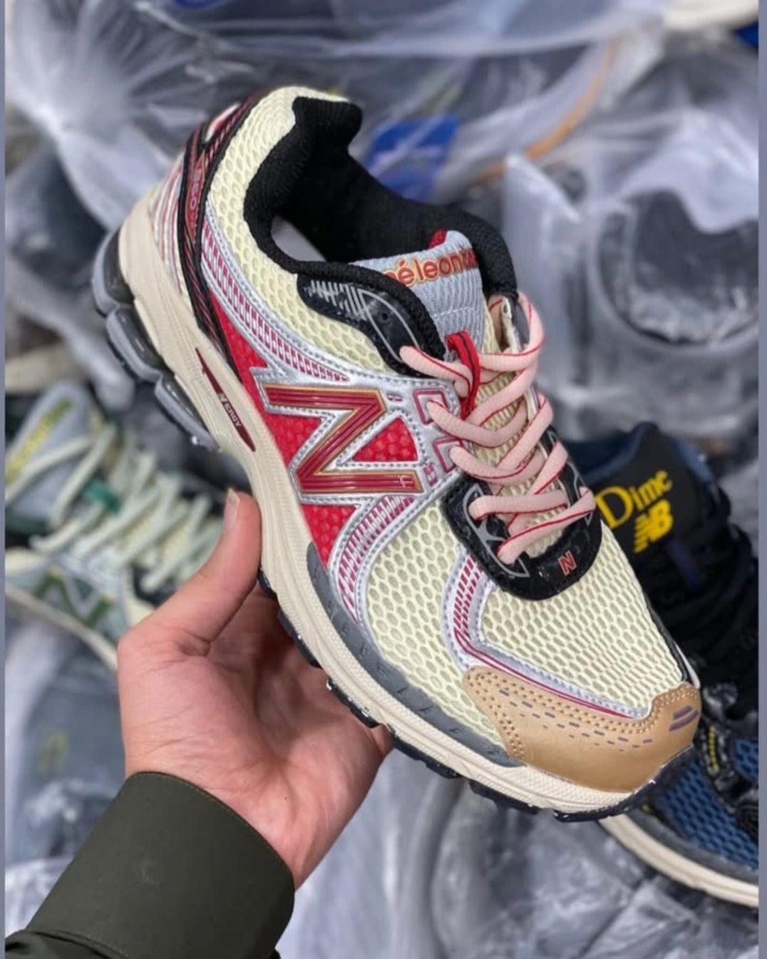 کتونی نیوبالانس ۸۶۰/New balance 860 v3 /ساخت ویتنام/ سایز ۴۰ تا ۴۵/فروش بصورت عمده و تک