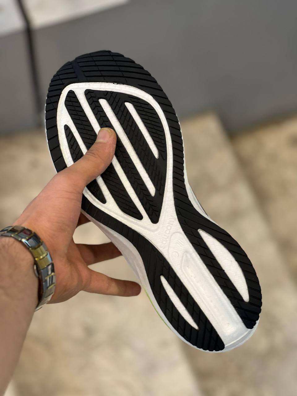 کتونی ساکونی تریمپ ۲۱/Saucony Triumph 21/ساخت ویتنام /سایز ۴۰تا۴۵/فروش بصورت عمده و تک.