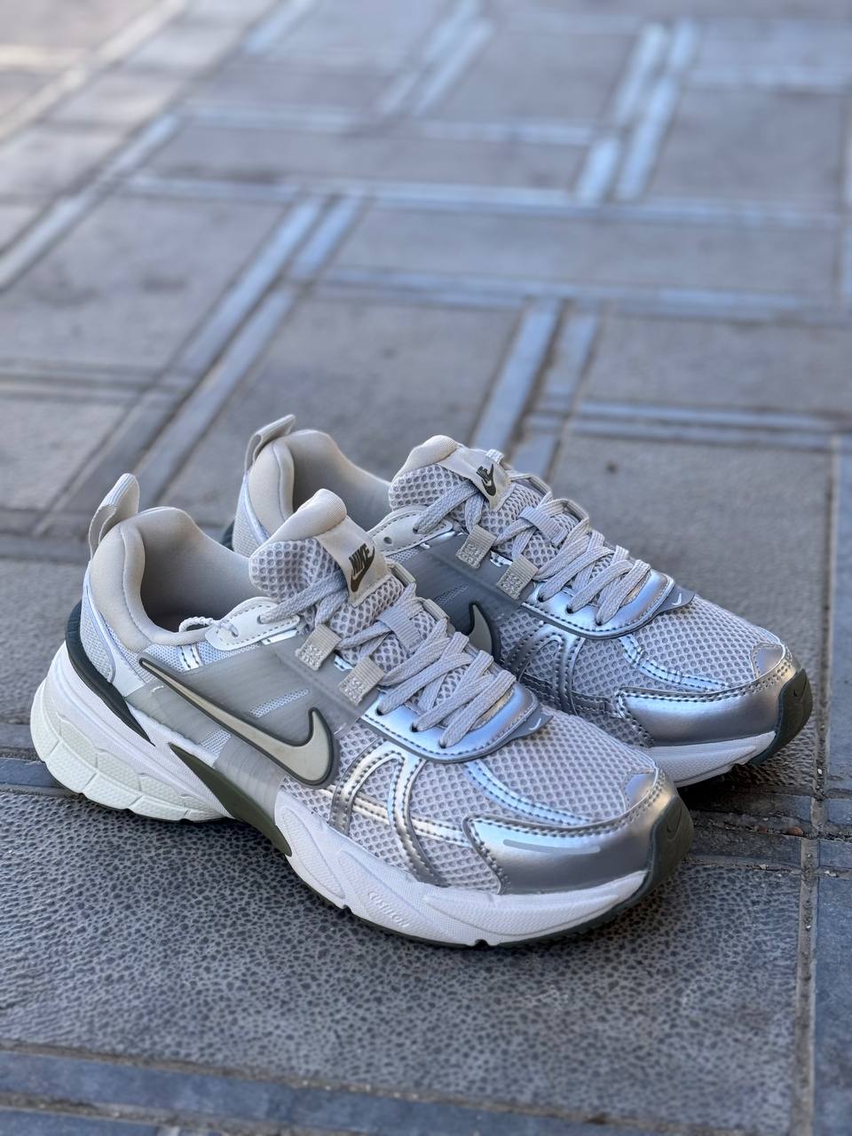 نایک وی تو کی/Nike V2k Run /ساخت ویتنام/سایز ۳۷ الی ۴۰/ فروش عمده و تک