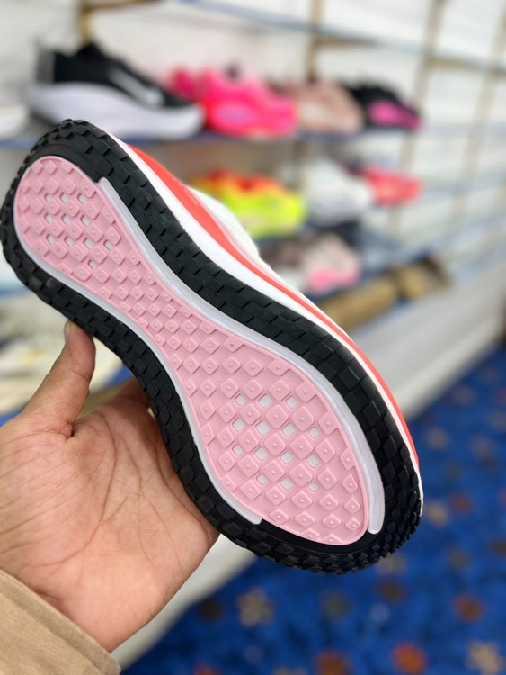 کتونی نایک ایر زوم ومروNike Air Zoom Vomero Plus