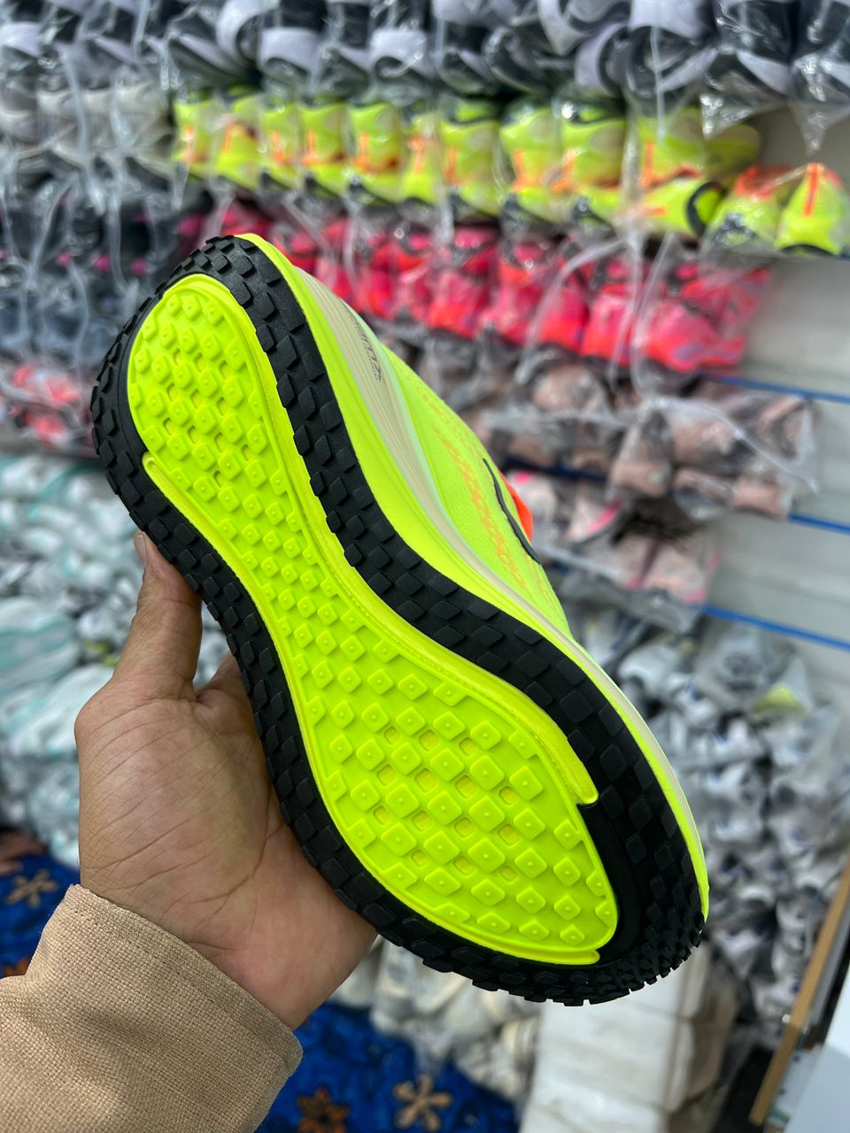کتونی نایک ایر زوم ومروNike Air Zoom Vomero Plus