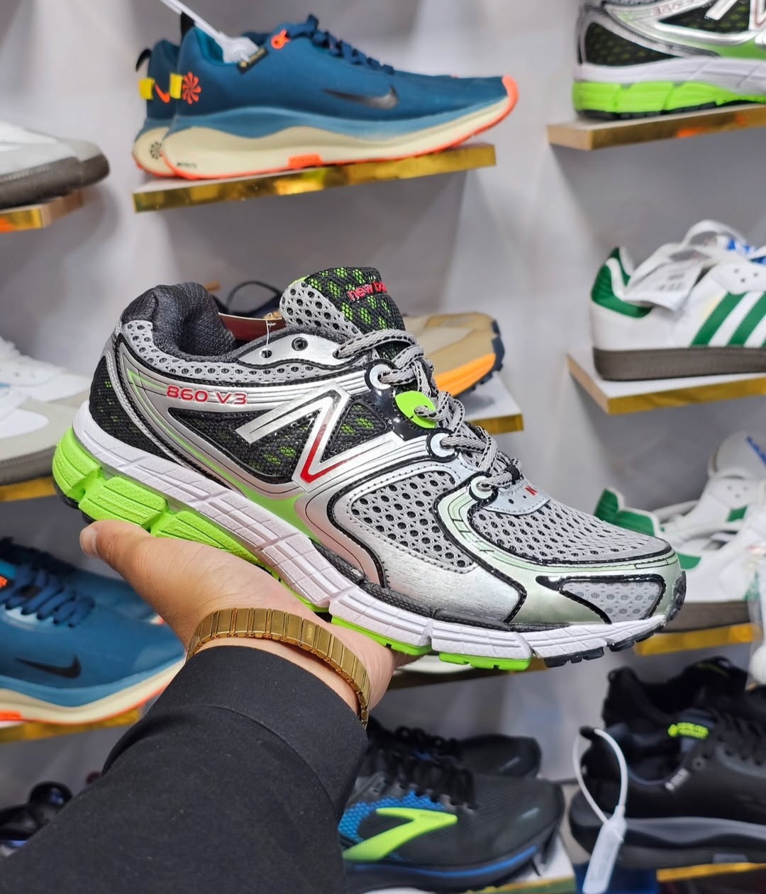 کتونی نیوبالانس ۸۶۰. New balance 860 v3.ساخت ویتنام وارداتی. تور درشت سایز ۴۰ تا ۴۵ . فروش ویژه بصورت عمده و تک