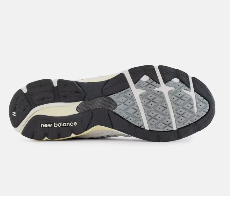 کتونی نیوبالانس ۹۹۰آمریکاییNewbalance v5 990 ، وارداتی به سفارش USA بالاترین کیفیت درجه۱. سایز ۴۰الی ۴۵پایین ترین قیمت در ایران فروش بصورت عمده و تک
