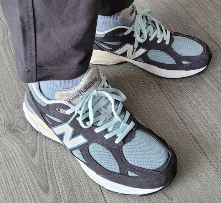 کتونی نیوبالانس ۹۹۰ آمریکاییNewbalance v5 990 ، وارداتی به سفارش USA بالاترین کیفیت درجه۱. سایز۴۰ تا ۴۵پایین ترین قیمت در ایران فروش عمده و تک