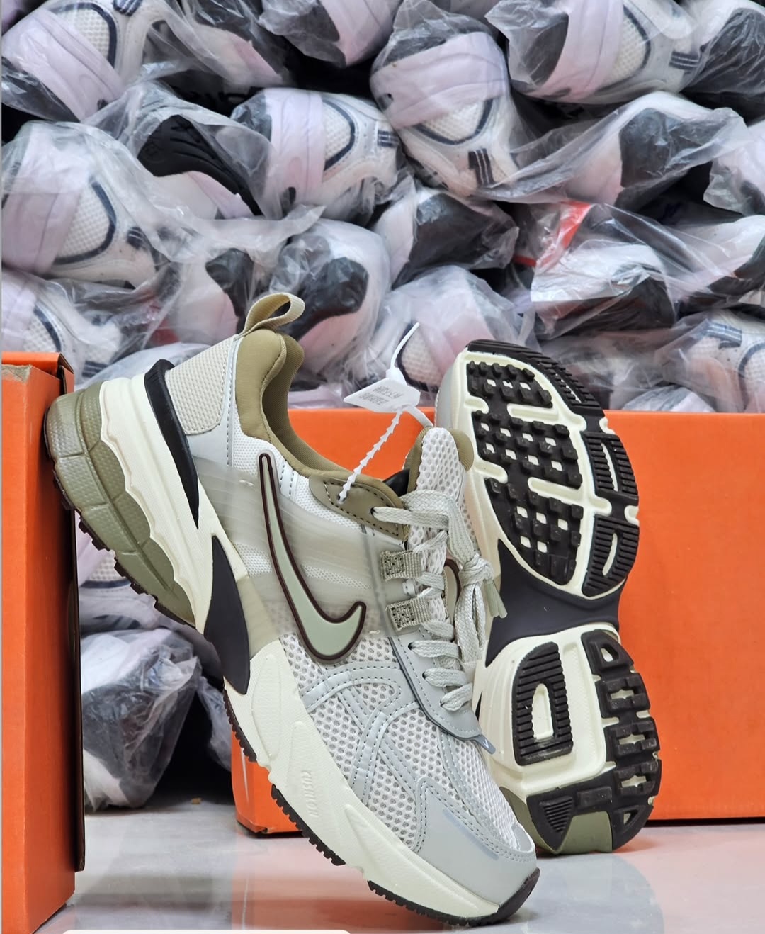 نایک وی تو کی/Nike V2k Run /ساخت ویتنام/سایز ۳۷ الی ۴۰/ فروش عمده و تک