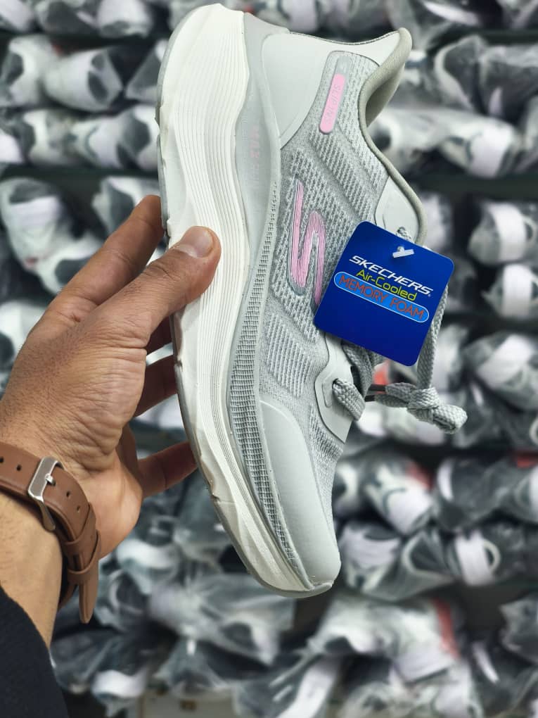 کفش اسکیچرز نرم و سبک و راحت Skechers Max RUN/ساخت ویتنام /سایز ۳۷تا۴۰/فروش بصورت عمده و تک