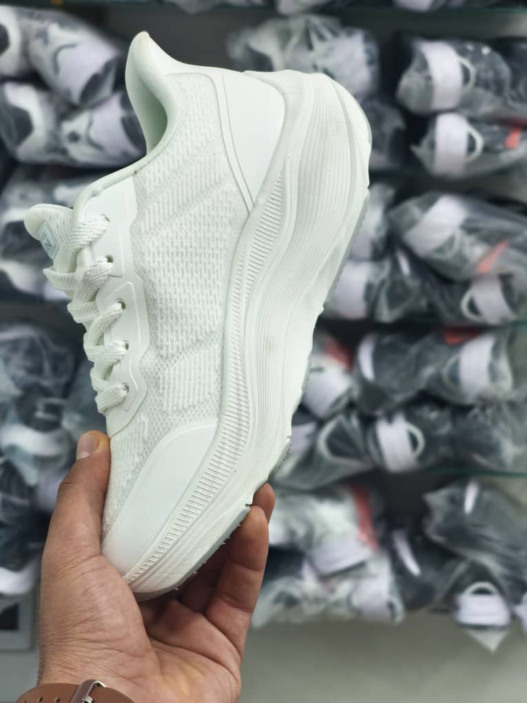 اسکیچرز نرم و سبک و راحت Skechers Max RUN/ساخت ویتنام /سایز ۳۷تا۴۰/فروش بصورت عمده و تک