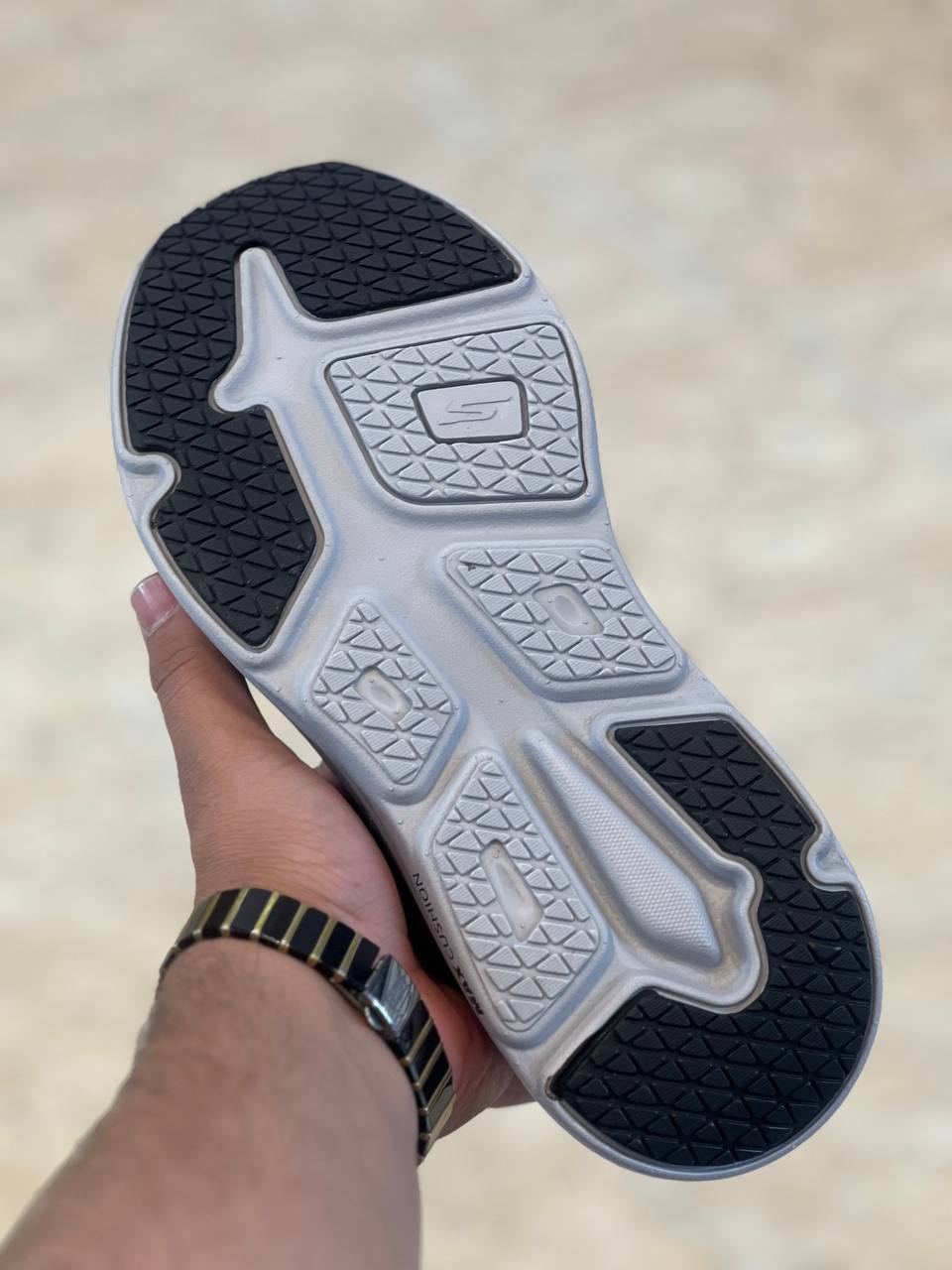اسکیچرز رانینگ و پیاده رویی / Skechers Max cushioning/ساخت ویتنام اسلیپ طبی و سبک و راحت / سایز 37تا 40/ فروش بصورت عمده و تک