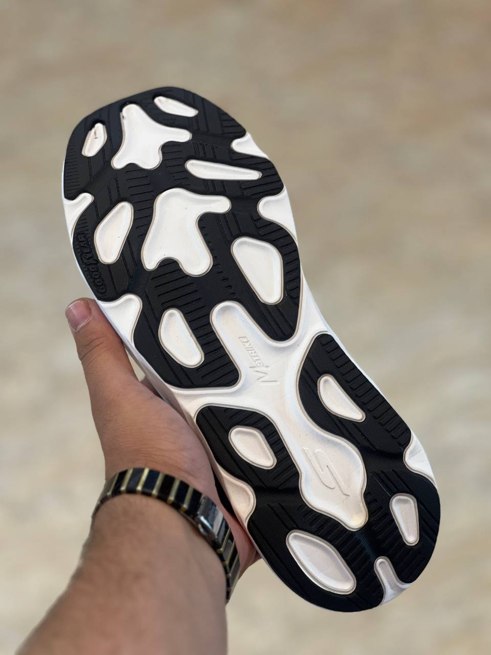 اسکیچرز نرم و سبک و راحت Skechers Max RUN/بدون بند/مستر کوالیتی A /سایز ۳۷تا۴۰/فروش بصورت عمده و تک