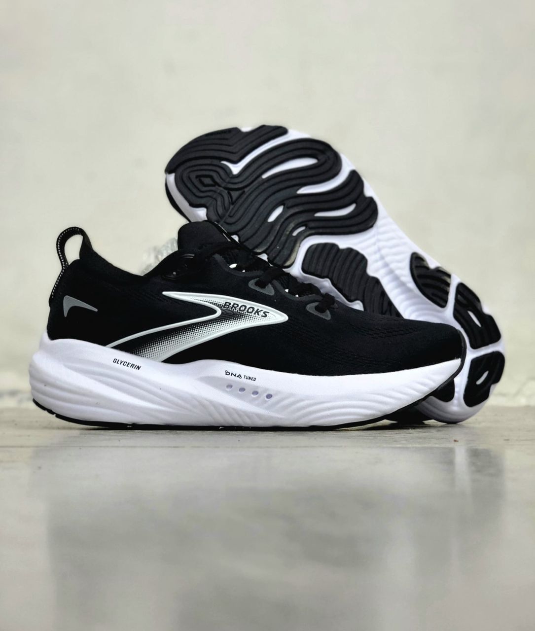 کتونی بروکس گلیسرین ۲۲ /BROOKS GLYCERIN 22 /ساخت ویتنام/ سایز ۴۰ تا ۴۵/ فروش بصورت عمده و تک