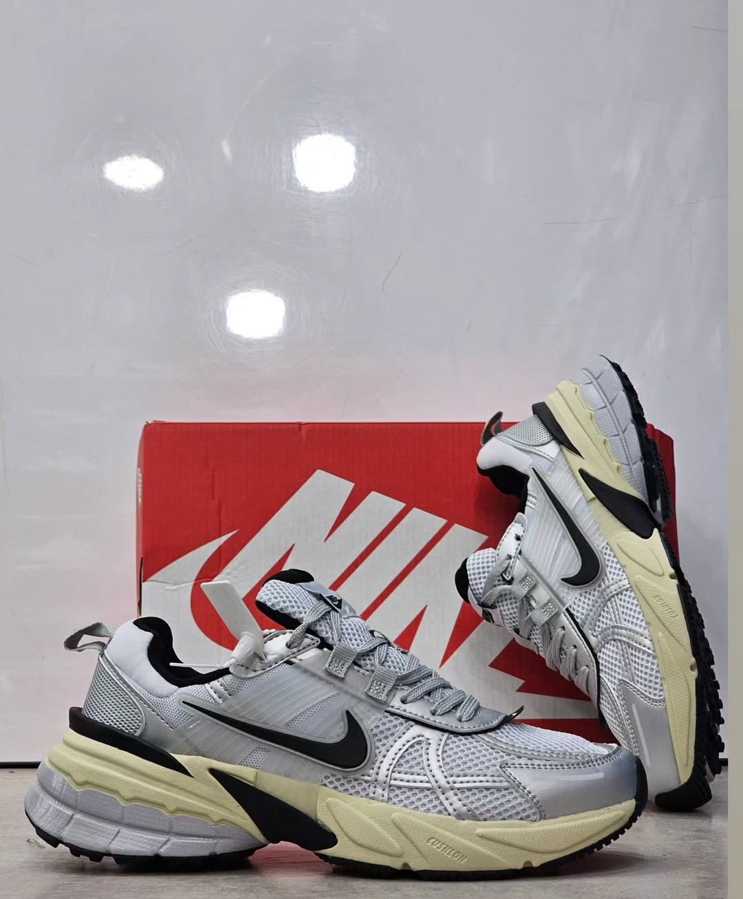 کتونی ویتنامی نایک کشلون وی تو کی | ساخت ویتنام | باجعبه Nike V2k Run سایز بندی کامل 40 تا 45