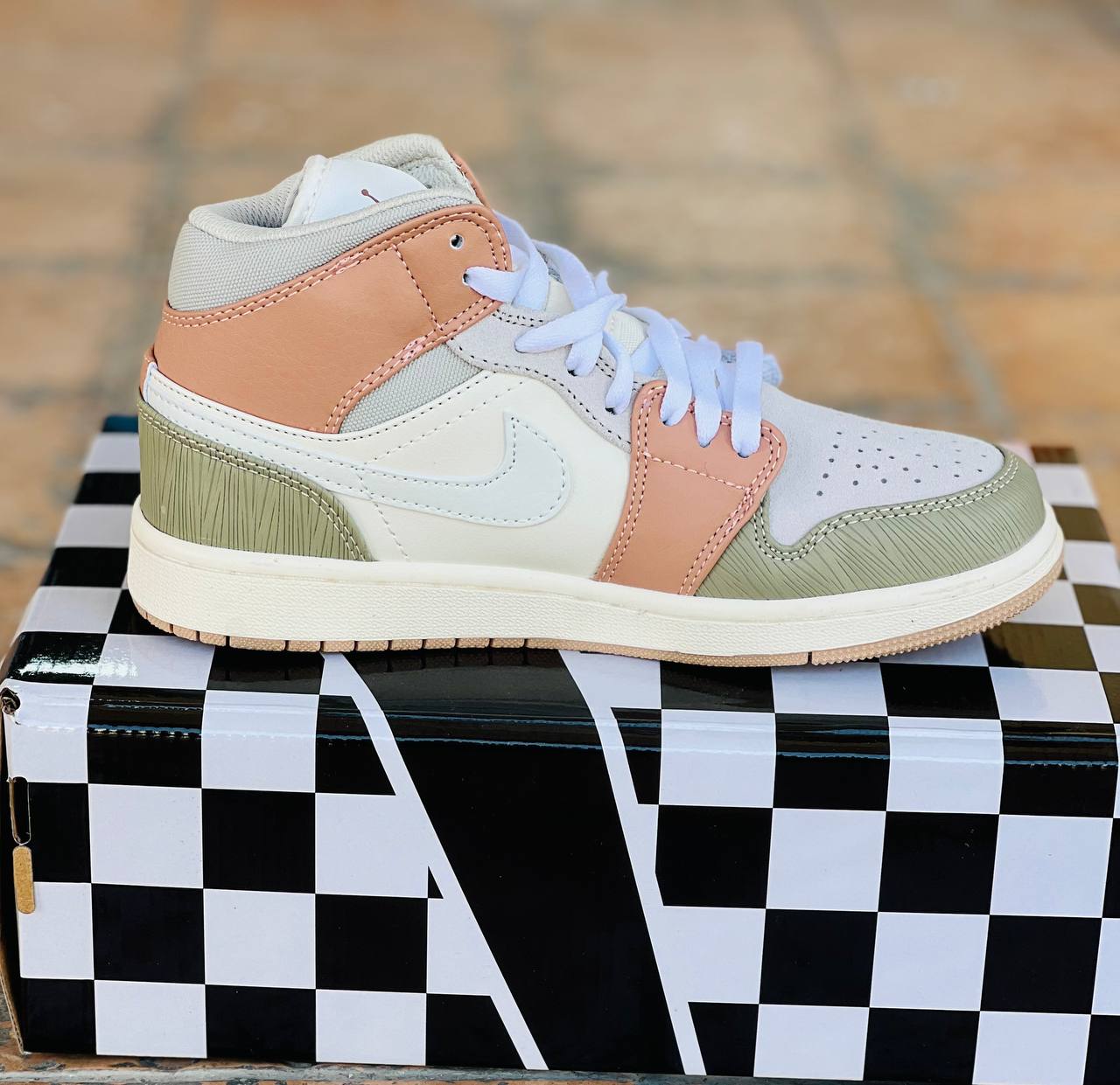 کتونی نایک ایر جردن 1 میلان ساخت ویتنام/سایز 37 الی 40/Air jordan 1 Mid Milan/ فروش عمده و تک