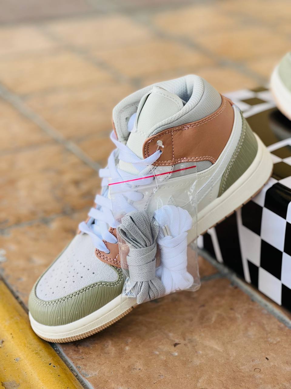 کتونی نایک ایر جردن 1 میلان ساخت ویتنام/سایز 37 الی 40/Air jordan 1 Mid Milan/ فروش عمده و تک