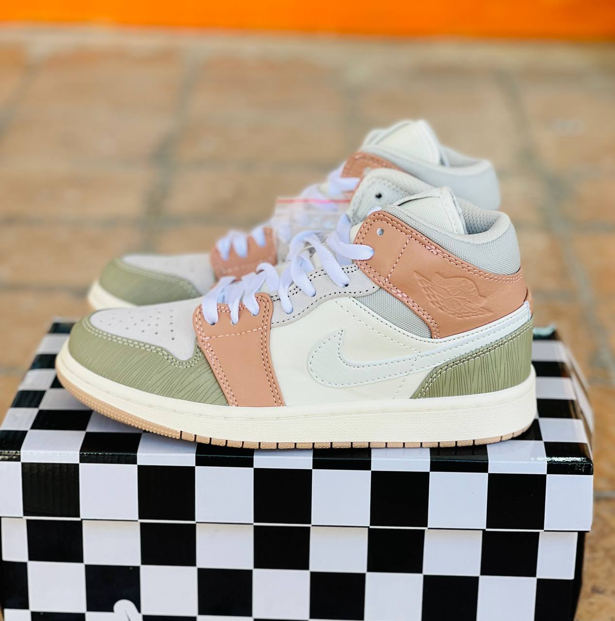 کتونی نایک ایر جردن 1 میلان ساخت ویتنام/سایز 37 الی 40/Air jordan 1 Mid Milan/ فروش عمده و تک