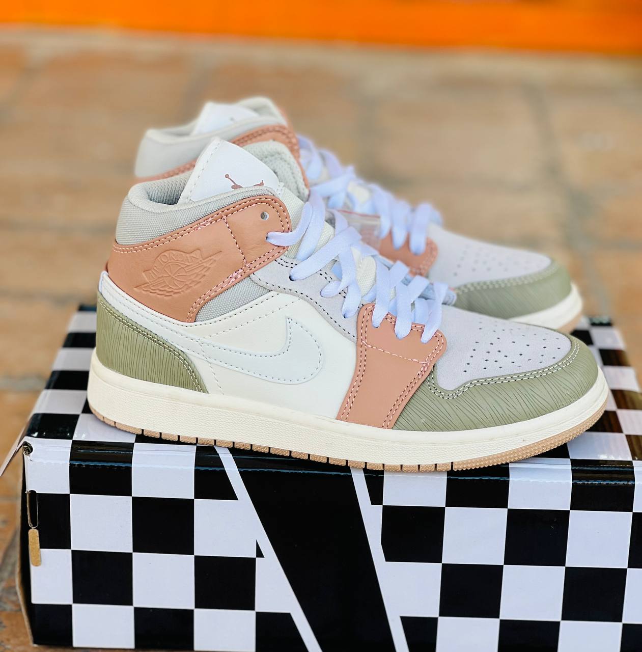 کتونی نایک ایر جردن 1 میلان ساخت ویتنام/سایز 37 الی 40/Air jordan 1 Mid Milan/ فروش عمده و تک