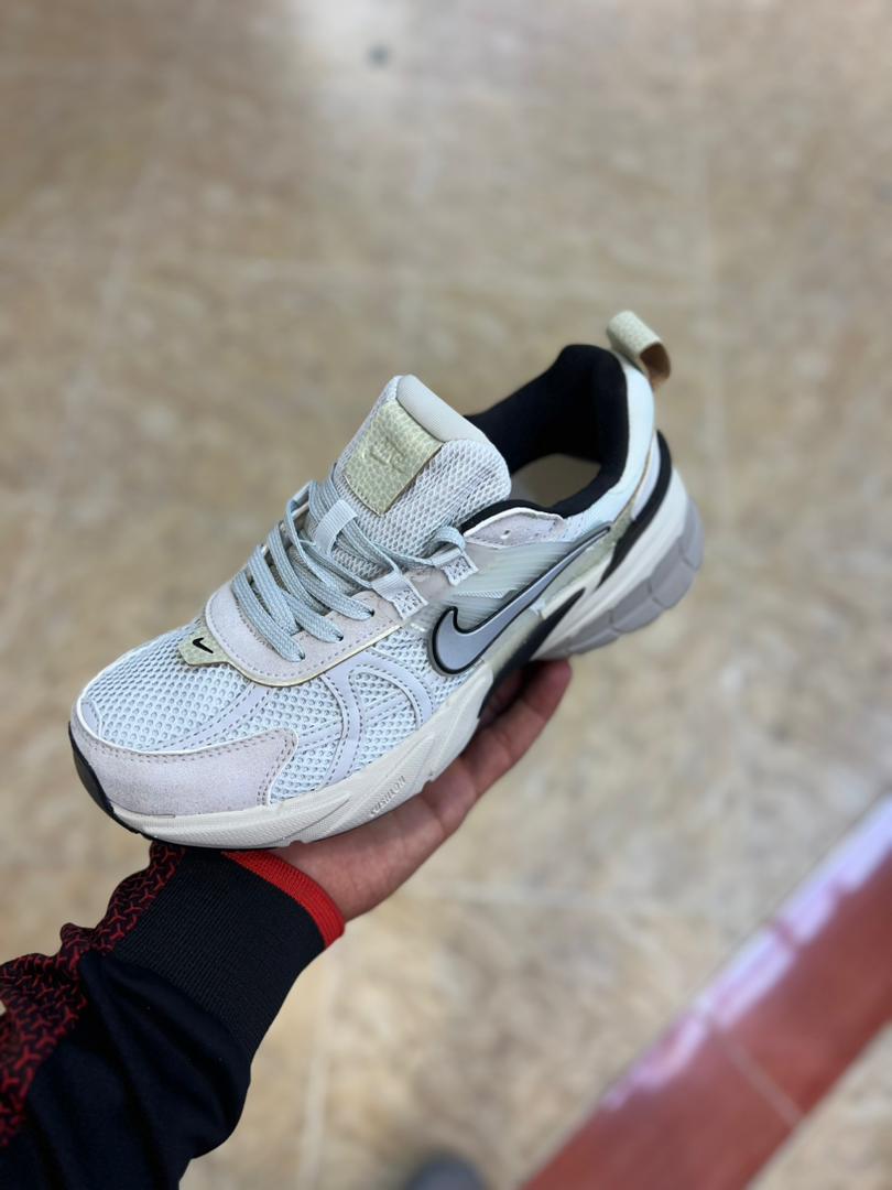 کتونی نایک وی تو کی Nike V2k Run /سایز ۳۷ تا ۴۰ساخت ویتنام | باجعبه بارکد دار