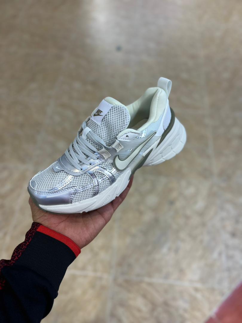 کتونی نایک وی تو کی Nike V2k Run /سایز ۳۷ تا ۴۰ساخت ویتنام | باجعبه بارکد دار