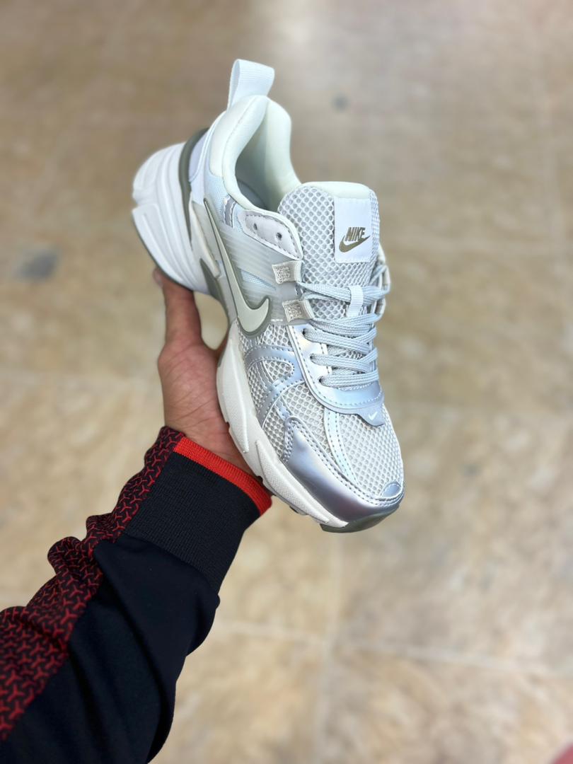 کتونی نایک وی تو کی Nike V2k Run /سایز ۳۷ تا ۴۰ساخت ویتنام | باجعبه بارکد دار