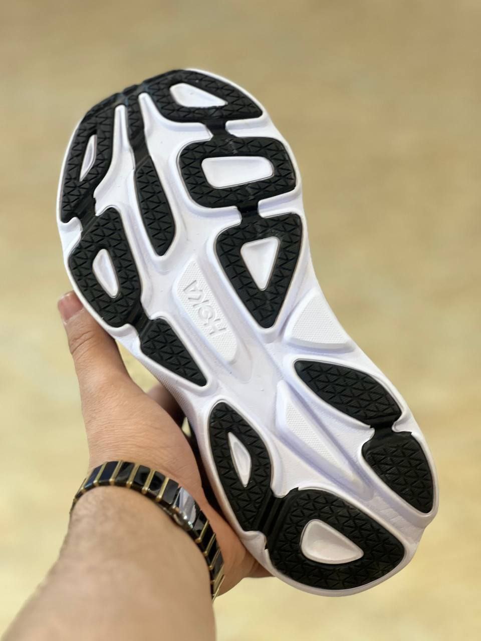 کتونی رانینگ هوکا باندی ۸ ، ساخت ویتنام ، hoka bondi 8